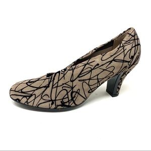 Beautifeel Calla Bisque Black 3D Velvet Fantasy Suede pumps